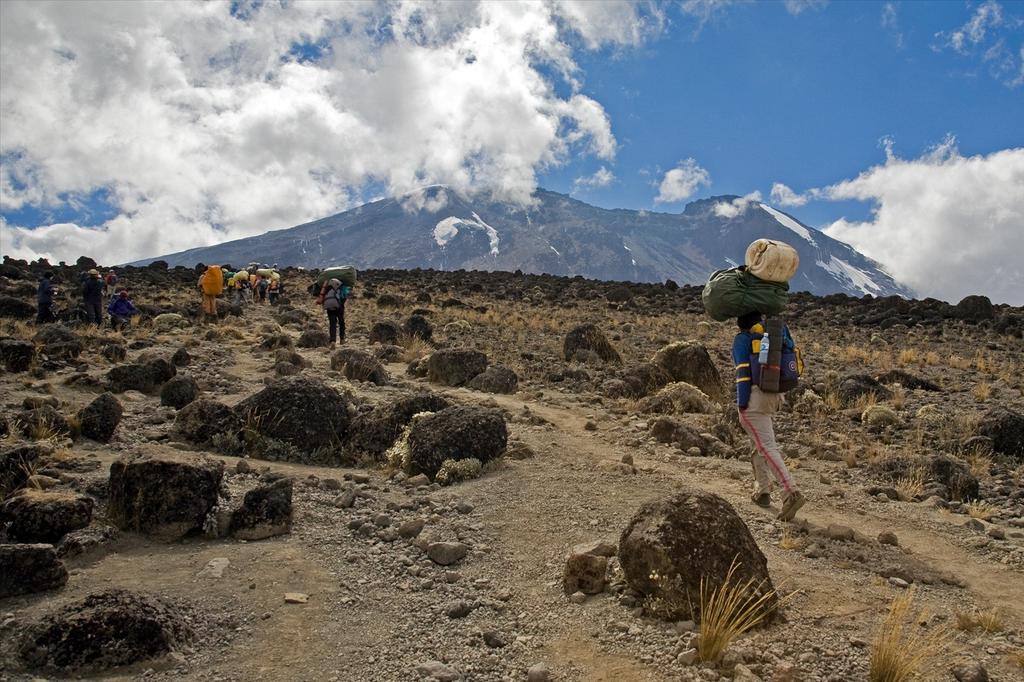 Via Machame – 6 giorni – Giorno 3 | Dallo Shira Camp (3.839 m) alla Lava Tower (4.630 m) e al Barranco Camp (3.950 m)