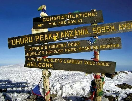 Via Marangu – 5 giorni – Giorno 4 | Dal Kibo Huts (4.720 m) all’Uhuru Peak (5.895 m) e ritorno agli Horombo Huts (3.720 m)