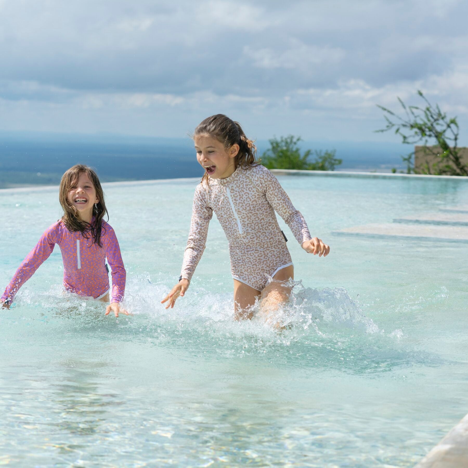 bambini in piscina in Tanzania