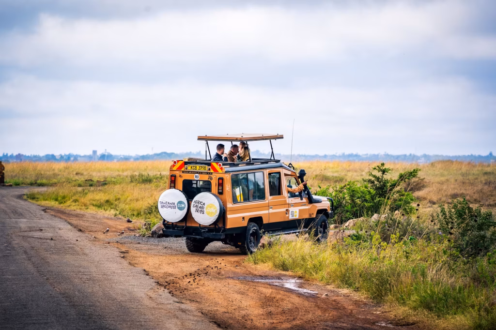 Jeep safari con passeggeri durante un safari in Africa.